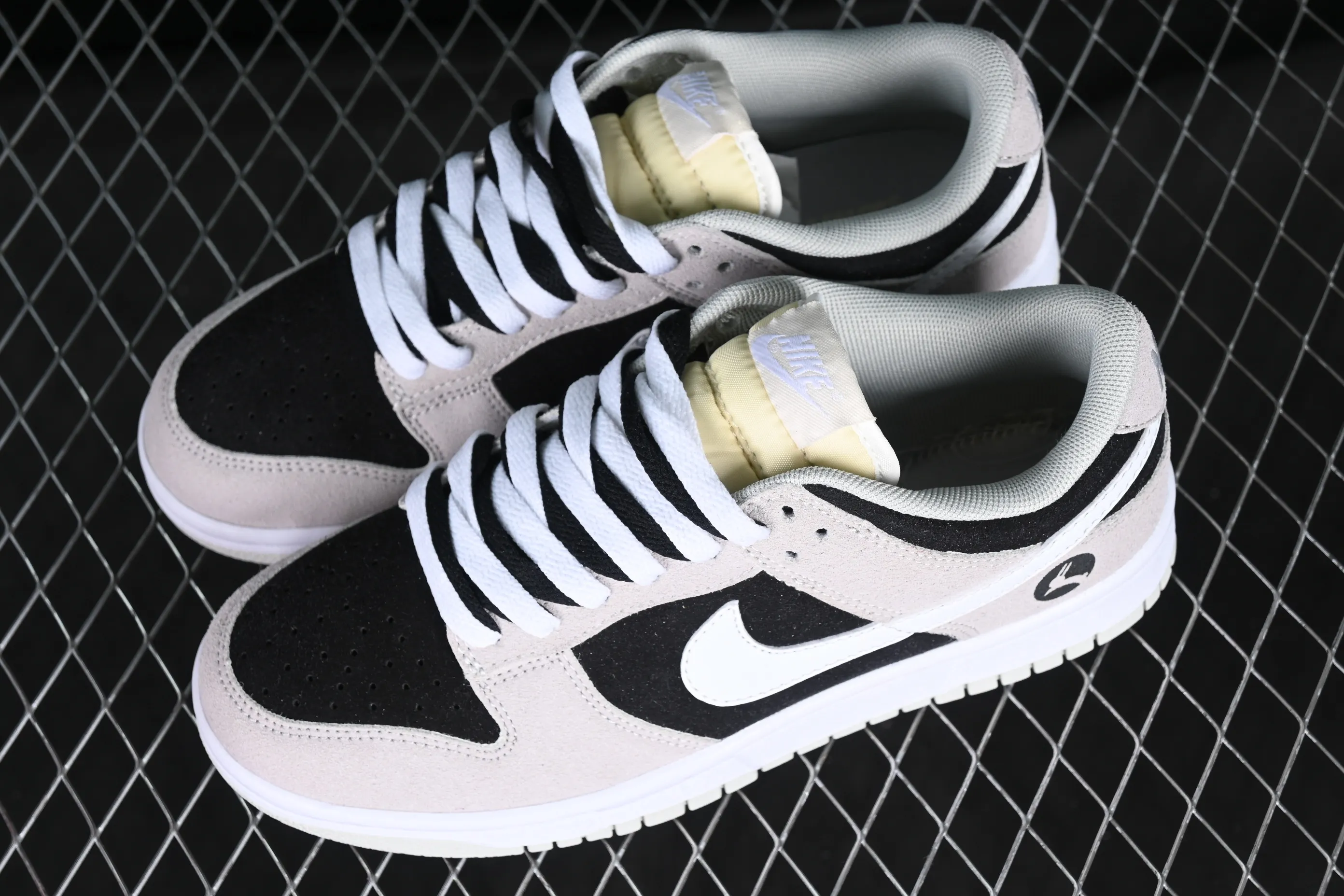 All Categories Nk SB Dunk Series Nk SB Dunk Low Low-top sneakers Cost-effective version Nk Dunk Low Retro "Vast Grey" Black and gray rabbit SB low-top sports and leisure sneakers DD8338-001